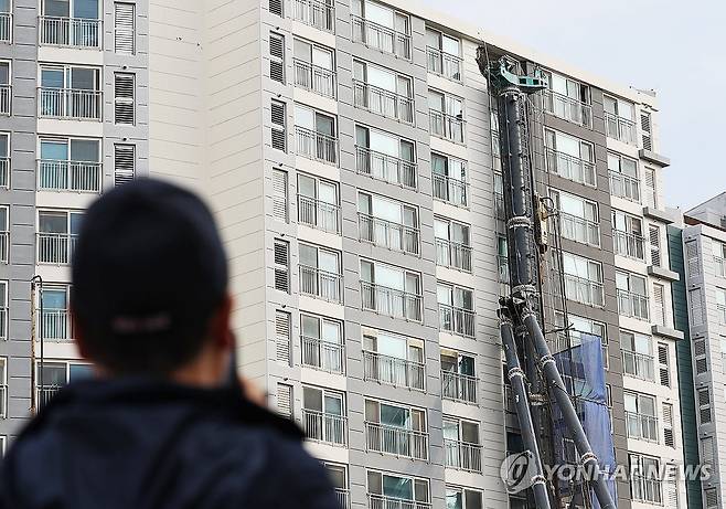 아파트로 넘어진 천공기 [연합뉴스 사진. 재판매 및 DB 금지]