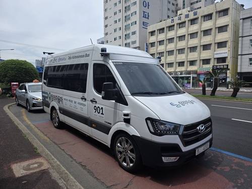 제주시 신제주로터리 버스정류장에 정차한 탐라자율차 [촬영 전지혜]