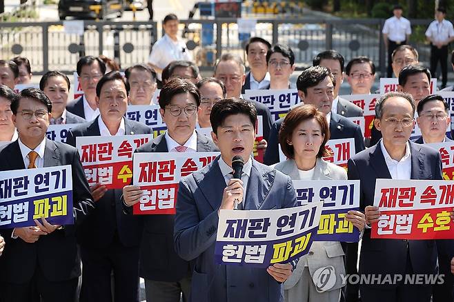 발언하는 김용태 비대위원장 (서울=연합뉴스) 박동주 기자 = 국민의힘 김용태 비상대책위원장이 11일 이재명 대통령의 공직선거법 위반 사건의 파기환송심을 사실상 무기한 연기한 서울고등법원 앞에서 열린 현장 의원총회에 참석해 발언하고 있다. 2025.6.11 pdj6635@yna.co.kr