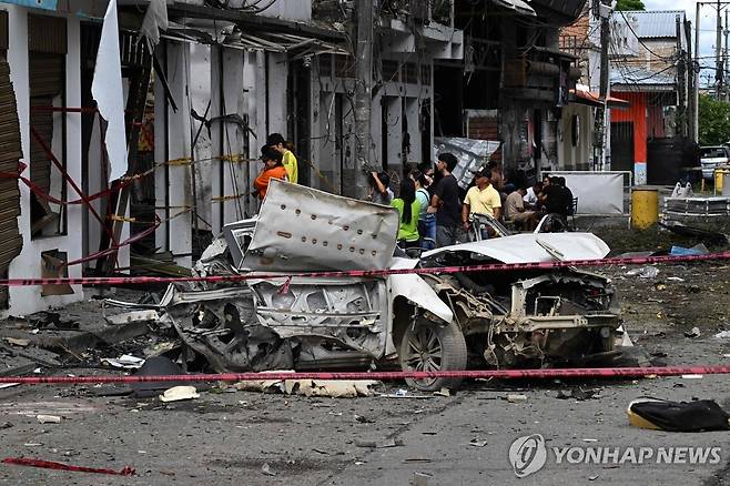 10일(현지시간) 콜롬비아 코린토 시청사 앞 폭발 잔해 [코린토 AFP=연합뉴스. 재판매 및 DB 금지]