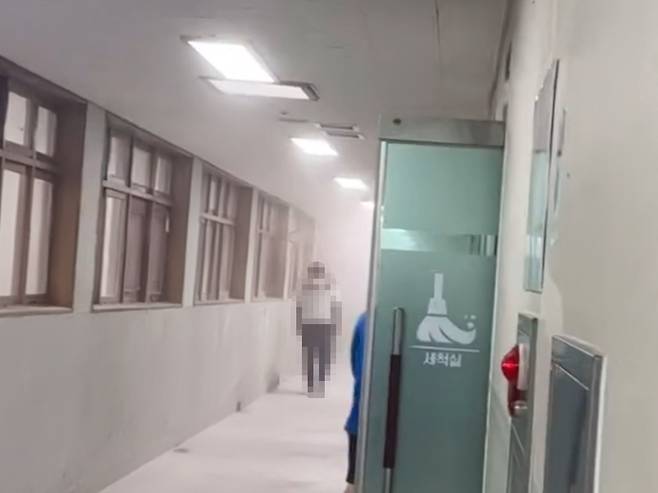 파주 한 중학교 소화기 난사 [독자 제공. 재판매 및 DB 금지]