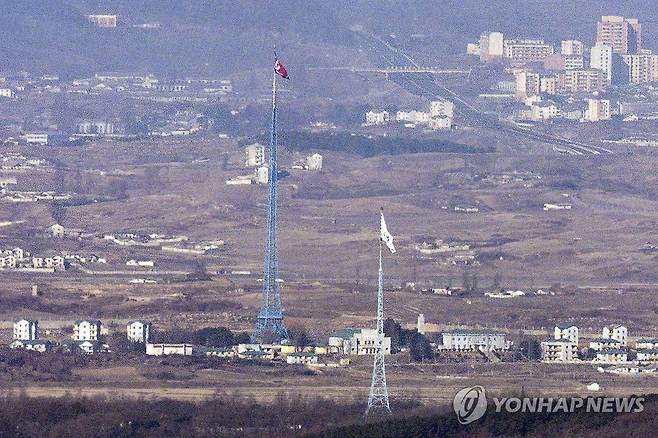 펄럭이는 태극기와 인공기 [연합뉴스 자료사진]