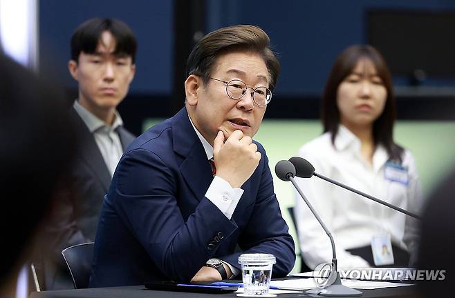 질문에 답하는 이재명 대통령 (서울=연합뉴스) 홍해인 기자 = 이재명 대통령이 11일 서울 영등포구 한국거래소에서 열린 주식시장 불공정거래 근절을 위한 현장 간담회에서 참석자 질문에 답하고 있다. 2025.6.11 [대통령실통신사진기자단] hihong@yna.co.kr