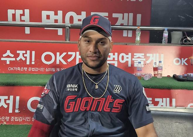 결승타 친 롯데 빅터 레이예스 (수원=연합뉴스) 김경윤 기자 = 롯데 자이언츠의 빅터 레이예스가 11일 수원 케이티위즈파크에서 열린 2025 프로야구 kt wiz와 방문 경기를 마친 뒤 인터뷰를 앞두고 포즈를 취하고 있다. 2025.6.11. cycle@yna.co.kr