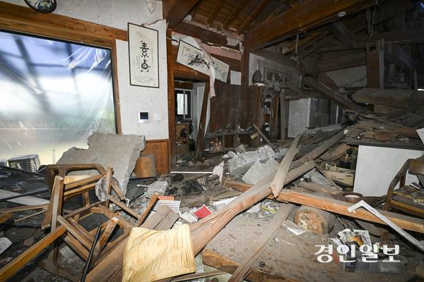 12일 오후 지난 3월 훈련 도중 오폭 사고가 발생한 포천시 한 민가가 여전히 복구되지 못한 채 사고 당시 잔해가 고스란히 남아 있다. 2025.6.12 /이지훈기자 jhlee@kyeongin.com