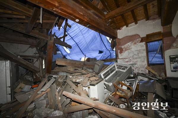12일 오후 지난 3월 훈련 도중 오폭 사고가 발생한 포천시 한 민가가 여전히 복구되지 못한 채 사고 당시 잔해가 고스란히 남아 있다. 2025.6.12 /이지훈기자 jhlee@kyeongin.com
