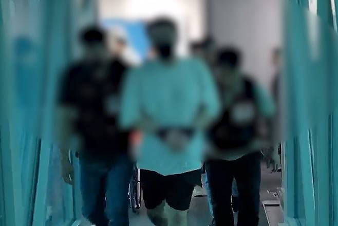 지난달 23일 오전 인천국제공항에서 해외 도피 마약사범 A(45)씨가 경찰에 체포돼 호송되고 있다. 사진=경기남부경찰청