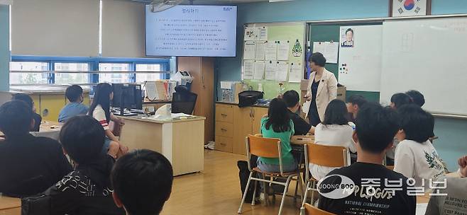 용인 대청초등학교 6학년 학생들이 지난 10일 진행된 '2025 매니페스토 실천교육' 수업시간에 강사의 설명을 듣고 있다. 신연경기자