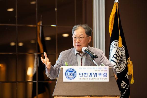박병원 퇴계학연구소 이사장이 12일 열린 제492회 인천경영포럼에서 강연하고 있다. <인천경영포럼 제공>