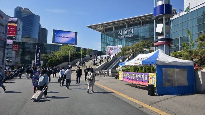 언제까지 대한민국은 인서울에 시선을 고정하며, 초집중·과밀 폐해와 망국병에 시달려야 할까. 사진은 서울역 앞 전경. 사진=이희택 기자.
