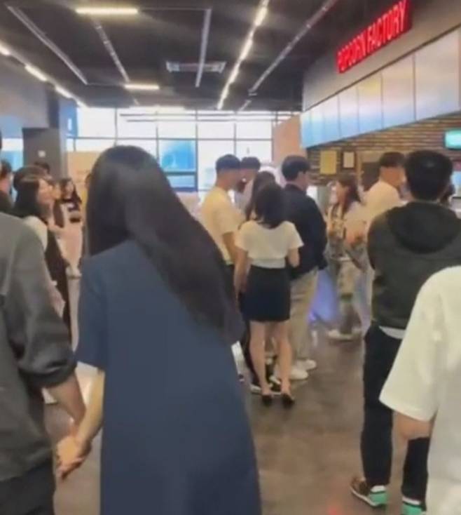 울산 중구 성남동의 한 영화관에서 지난 3일 화재감지기가 오작동해 영화를 보던 관람객이 상영관 밖으로 나와있다. 독자 제공