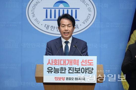 ▲ 진보당 윤종오 원내대표가 11일 국회소통관에서 원내대표직 연임과 앞으로의 활동에 대한 입장을 밝히는 기자회견을 열고 있다. 윤종오의원실 제공