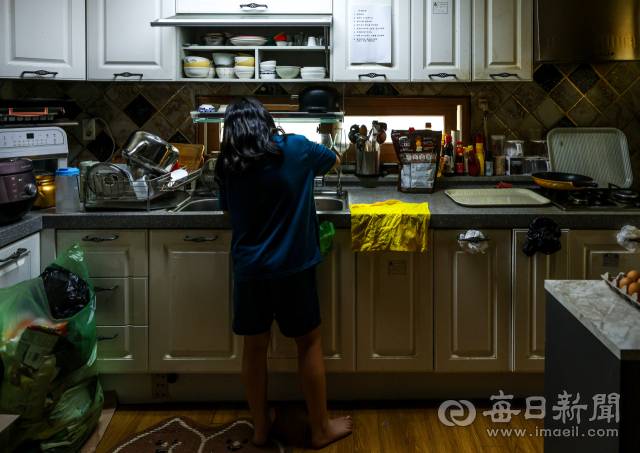 10일 대구의 한 가정집에서 은혜(11·가명)양이 설거지를 하고 있다. 안성완 기자 asw0727@imaeil.com