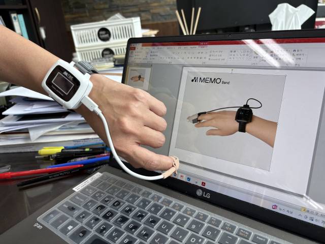 권수범 엠텍글로벌 대표가 본인들이 개발한 산소포화도 측정기 ‘MTECOX-01’(왼쪽)의 기술력을 휴이노가 탈취해 ‘메모 밴드(오른쪽)’를 출시할 계획이라고 주장하고 있다.