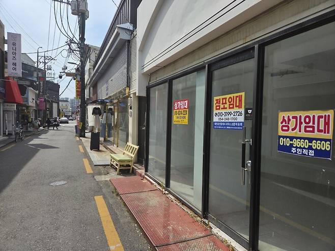 지역 경제에 불황가 덮치면서 포항 중앙상가 뒷골목 점포들이 한 집 건너 한 집 꼴로 비어 있는가 하면, 한 라인 전체에 임대 스티커가 붙어 있다. <전준혁 기자>