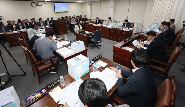 12일 열린 제주도의회 횐경도시위원회 제439회 제1차 정례회 회의. ⓒ헤드라인제주