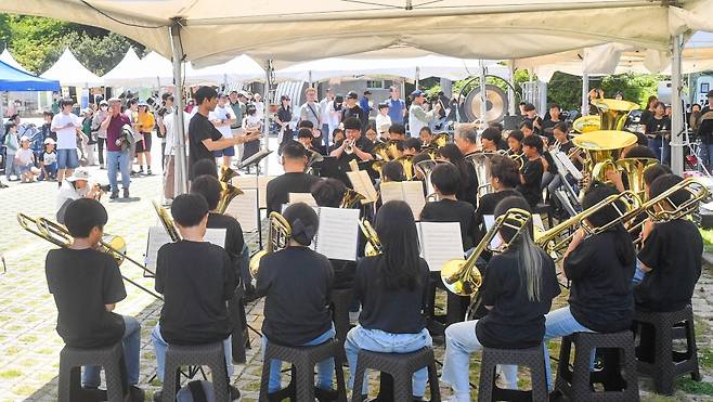 지난해 6월 열린 람사르습지 동백동산 생태문화체험 개막식에서 선흘초등학교 학생들이 공연하는 모습.(제주일보 자료사진)