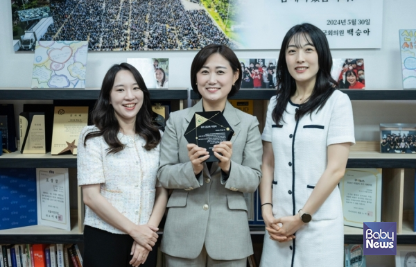 전국국공립유치원교사노동조합은 유아 공교육 수호에 앞장서 온 더불어민주당 백승아 국회의원(국회 교육위원회)에게 감사패를 전달했다. ⓒ전국국공립유치원교사노동조합