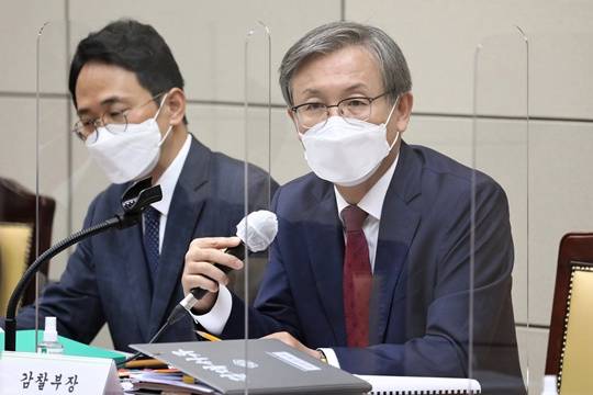 한동수 전 대검찰청 감찰부장이 지난 2021년 10월 18일 서울 서초구 대검찰청에서 열린 법제사법위원회의 대검찰청에 대한 국정감사에서 박상진 차장검사 등과 대화하고 있다. 사진=뉴시스