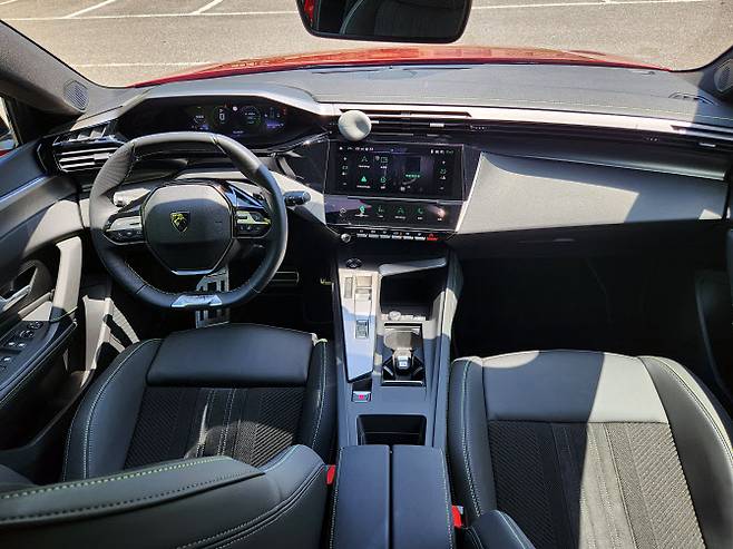 푸조 308 스마트 하이브리드 1열. (사진=이데일리 이다원 기자)