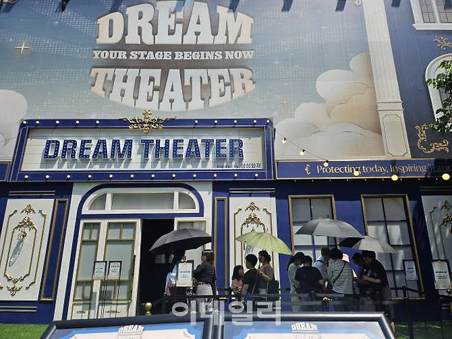 [이데일리 김나경 기자]삼성화재는 Z세대(GenZ)에게 ‘지키다 일상, 꿈꾸다 그 이상’이라는 브랜드 아이덴티티를 자연스럽게 소개하기 위해 서울 성수동에서 연극형 팝업스토어 ‘드림시어터’를 운영했다. 지난 6일 드림시어터 앞에서 대기자들이 입장을 기다리고 있다.