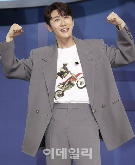 가수 영탁이 지난해 9월 3일 오후 서울 용산구 블루스퀘어에서 열린 미니앨범 ‘슈퍼슈퍼’ 발표회에서 포즈를 취하고 있다. (사진=연합뉴스)