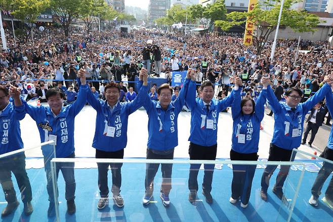 이재명 대통령이 후보 시절이었던 이달 1일 울산광역시 일산해수욕장 앞에서 더불어민주당 울산시당위원들과 팔을 들어보이고 있다. (사진=연합뉴스)