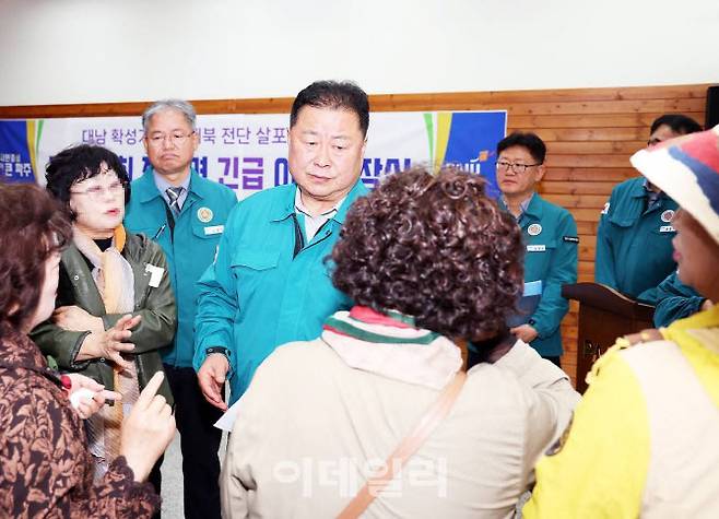 김경일 파주시장이 북한의 대남방송 피해 주민들을 만나 이야기를 듣고 있다.(사진=김경일 파주시장 SNS)