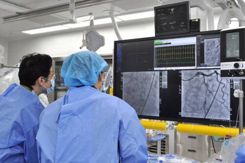 서울부민병원 심혈관센터 박수건센터장이 시술하고 있는 모습. (사진=부민병원 제공).