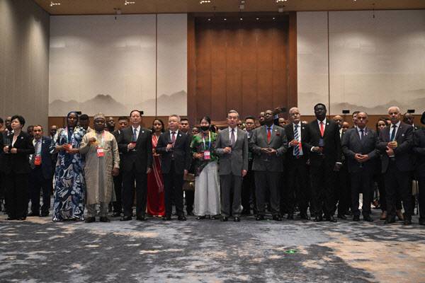 지난 11일 중국 창사에서 열린 제4회 중국-아프리카 경제무역박람회에 왕이(가운데) 중국 외교부장을 비롯한 참석자들이 기념촬영하고 있다. (사진=중국 외교부)