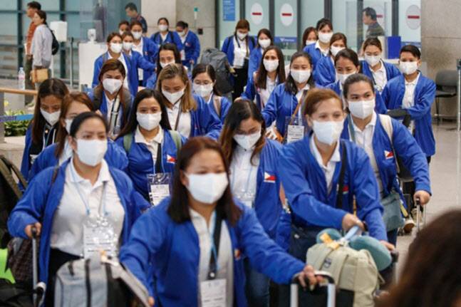외국인 가사관리사 시범사업에 참여할 필리핀 노동자들이 지난해 8월 6일 인천국제공항을 통해 입국하고 있다.(사진=연합뉴스)