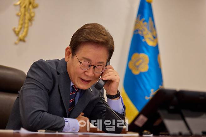이재명 대통령이 12일 서울 용산구 대통령실 청사 집무실에서 르엉 끄엉 베트남 국가주석과 전화 통화를 하고 있다.(사진=뉴스1)