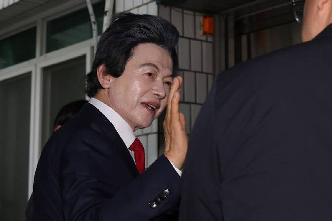 지난달 16일 오후 경기도 의정부시 가능동 의정부지방법원에서 사기와 정치자금법 위반, 준강제추행 등의 혐의를 받는 허경영 국가혁명당 명예대표가 구속 전 피의자심문에 앞서 취재진 질문에 답변하고 있다. (사진=연합뉴스)