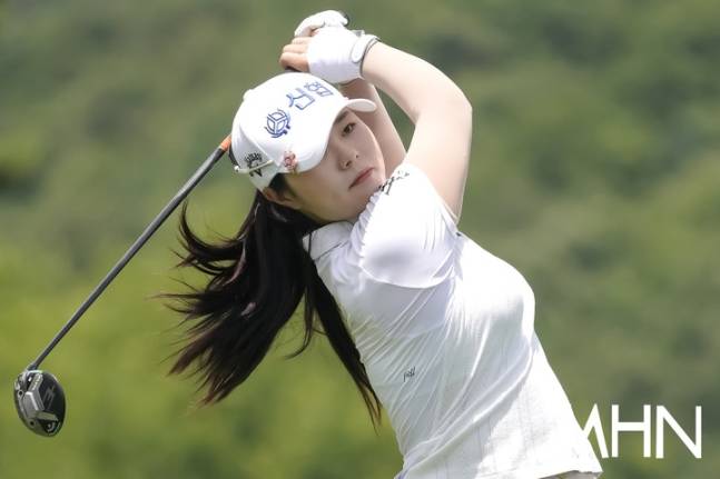 유지나가 12일 열린 DB그룹 한국여자오픈 1라운드에서 샷을 하고 있다.