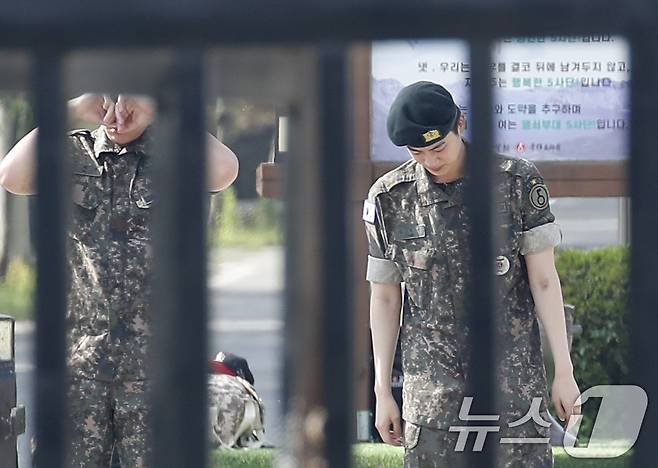 그룹 방탄소년단(BTS) 진이 12일 오전 경기도 연천 소재 육군 제5보병사단 신병교육대대에서 육군 현역으로 군 복무를 마친 뒤 병사들과 인사를 나눈 뒤 눈물을 흘리고 있다. 2024.6.12/뉴스1 ⓒ News1 권현진 기자