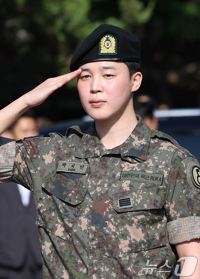 방탄소년단(BTS)의 지민이 11일 오전 경기도 연천군 연천공설운동장에서 군복무를 마친 뒤 전역 인사를 하고 있다. 정국과 지민은 지난 2023년 12월 입대해 경기도 연천에 위치한 육군 제5보병사단에서 약 1년 7개월간 병역의 의무를 성실히 수행했다. 2025.6.11/뉴스1 ⓒ News1 권현진 기자