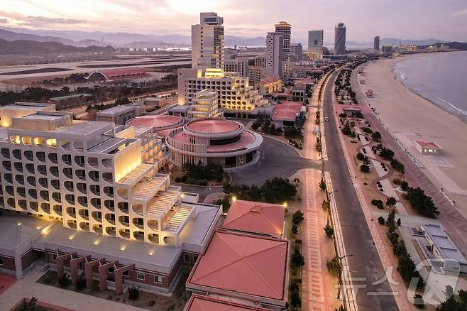 (평양 노동신문=뉴스1) = 갈마해안관광지구의 준공된 여러 호텔과 봉사망(서비스네트워크). [국내에서만 사용가능. 재배포 금지. DB 금지. For Use Only in the Republic of Korea. Redistribution Prohibited] rodongphoto@news1.kr