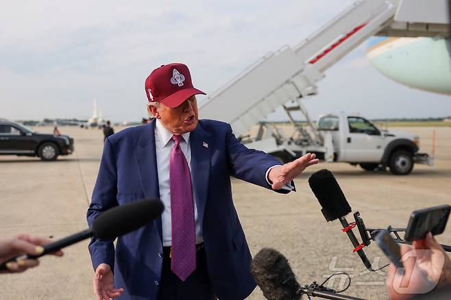 노스 캐롤라이나 방문을 마치고 매릴랜드 주 앤드루스 공군기지에 도착한 도널드 트럼프 미국 대통령이 10일(현지시간) 취재진의 질문에 답하고 있다. 2025.06.10 ⓒ 로이터=뉴스1 ⓒ News1 최종일 선임기자