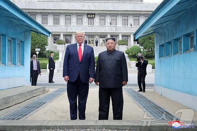 도널드 트럼프 미국 대통령이 첫 임기 때인 2019년 6월 30일 김정은 북한 노동당 총비서와 비무장지대 판문점에서 만나 군사분계선을 넘은 뒤 포즈를 취하고 있다. ⓒ 로이터=뉴스1 ⓒ News1 류정민 특파원