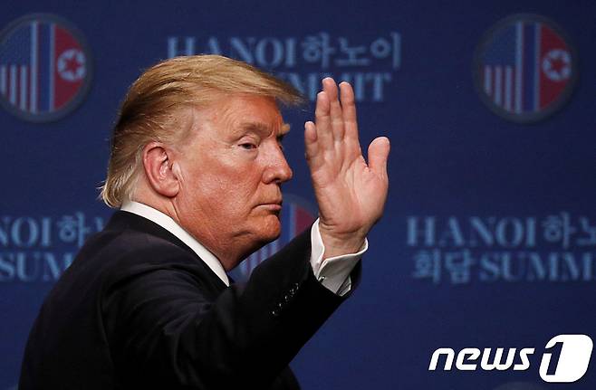 도널드 트럼프 미국 대통령이 2019년 2월 28일(현지시간) 하노이 메리어트 호텔에서2차 북미정상회담 결렬 관련 기자회견 후 회견장을 떠나고 있다. ⓒ 로이터=뉴스1 ⓒ News1 우동명 기자