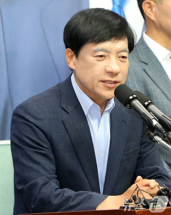 이성윤 더불어민주당 국회의원이 5일 전북 전주시 전북도의회에서 이재명 대통령 당선 기자회견을 열고 질의에 답변을 하고 있다. 2025.6.5/뉴스1 ⓒ News1 유경석 기자