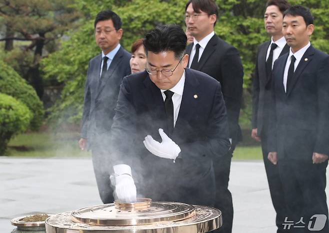 박찬대 더불어민주당 신임 원내대표가 7일 오전 서울 동작구 국립서울현충원을 참배하고 있다. 2024.5.7/뉴스1 ⓒ News1 임세영 기자