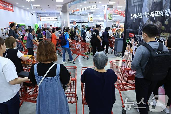 30입 계란 한 판 4,990원 단 하루 특가 행사가 열린 12일 오전 서울 중구 한강대로 롯데마트 제타플렉스 서울역점을 찾은 고객들이 마트 오픈을 기다리고 있다. 2025.6.12/뉴스1 ⓒ News1 박정호 기자