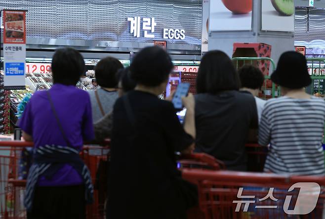 30입 계란 한 판 4,990원 단 하루 특가 행사가 열린 12일 오전 서울 중구 한강대로 롯데마트 제타플렉스 서울역점을 찾은 고객들이 마트 오픈을 기다리고 있다. 2025.6.12/뉴스1 ⓒ News1 박정호 기자