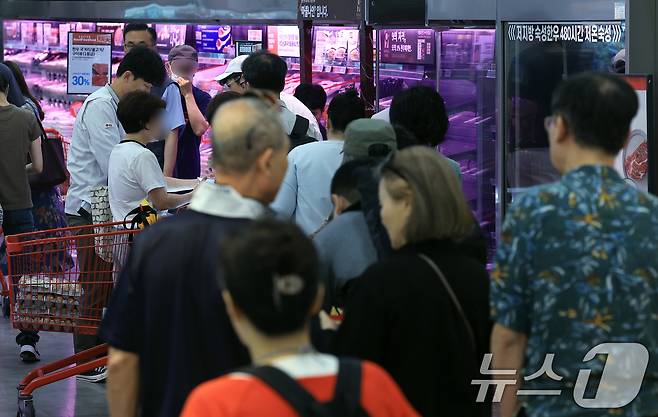 호주산 소고기 단 하루 특가 행사가 열린 12일 오전 서울 중구 한강대로 롯데마트 제타플렉스 서울역점을 찾은 고객들이 990원 척아이롤을 구입하고 있다.2025.6.12/뉴스1 ⓒ News1 박정호 기자