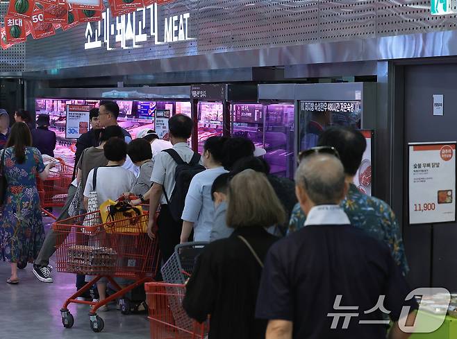 호주산 소고기 단 하루 특가 행사가 열린 12일 오전 서울 중구 한강대로 롯데마트 제타플렉스 서울역점을 찾은 고객들이 990원 척아이롤을 구입하고 있다. 2025.6.12/뉴스1 ⓒ News1 박정호 기자