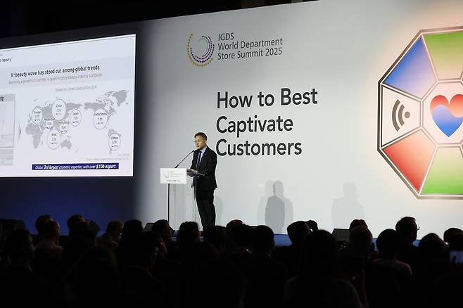 김승환 아모레퍼시픽 대표가 12일 서울 롯데호텔에서 열린 세계 최대 백화점 미래전략 포럼인 '제16회 IGDS 월드 백화점 서밋'에서 강연하고 있다(롯데백화점 제공).