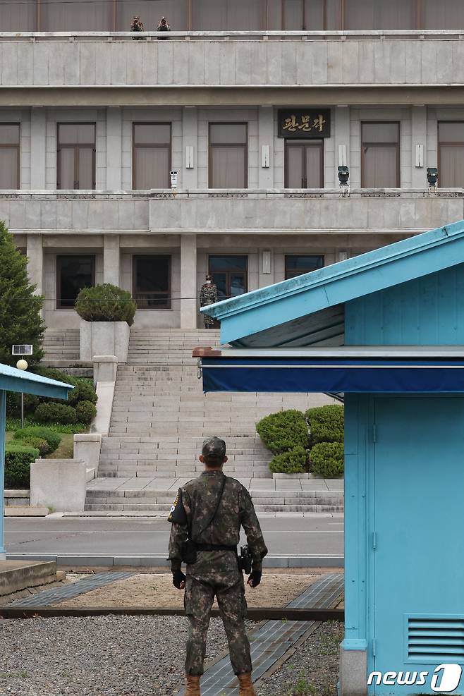 경기 파주시 판문점에서 남, 북한 군인들이 근무하고 있다. 2024.4.16/뉴스1 ⓒ News1 청사사진기자단