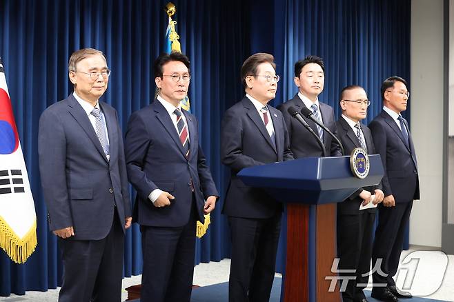 이재명 대통령이 4일 서울 용산구 대통령실 청사 브리핑룸에서 국무총리와 국정원장, 대통령 비서실장 등 인선발표를 하고 있다.  2025.6.4/뉴스1 ⓒ News1 허경 기자