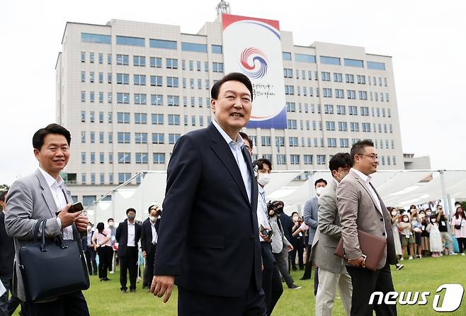 윤석열 대통령이 2022년 6월 19일 오후 용산 대통령실 청사 앞 잔디마당에서 열린 대통령실 이전 기념 어린이·주민 초대 행사(부제: 안녕하세요! 새로 이사 온 대통령입니다)에서 지역 소상공인들이 차린 부스를 둘러보고 있다. 대통령실사진기자단 2022.6.19/뉴스1 ⓒ News1 오대일 기자